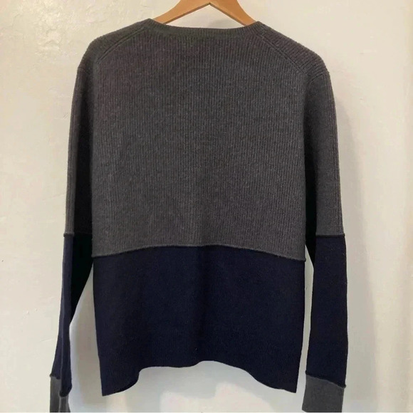 Vince. Women’s Size XL 100% Wool Popover V-Neck Pullover Sweater Gray/Navy - Picture 2 of 10
